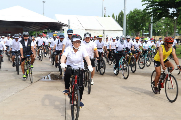 Nhiều người dân và vận động viên hưởng ứng đạp xe diễu hành sau lễ phát động.