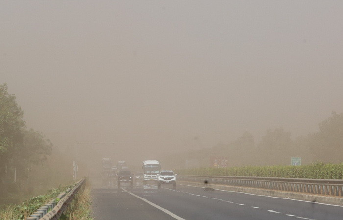 Nhiều lái xe cho biết, bụi đỏ khiến việc lưu thông bị ảnh hưởng do mất tầm nhìn trên cao tốc Thành phố Hồ Chí Minh - Long Thành - Dầu Giây.