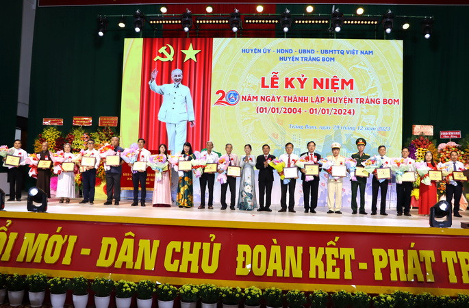 Lãnh đạo huyện Trảng Bom tặng bảng tri ân các tập thể có nhiều đóng góp cho huyện trong 20 năm qua.