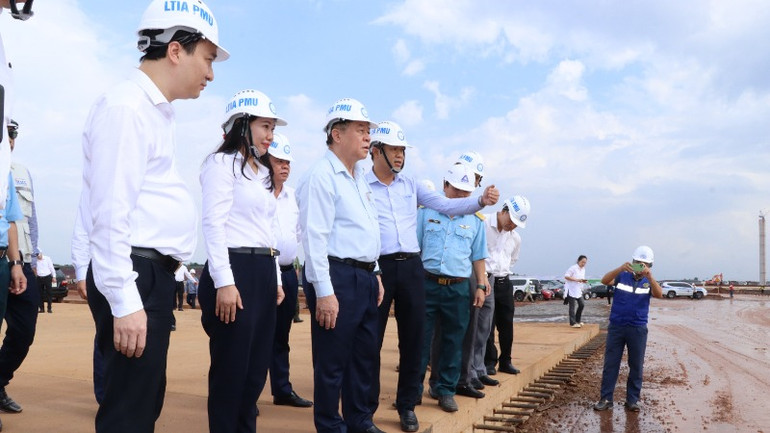 Đồng chí Nguyễn Trọng Nghĩa và Đoàn công tác thị sát gói thầu thi công đường cất hạ cánh sân bay Long Thành.