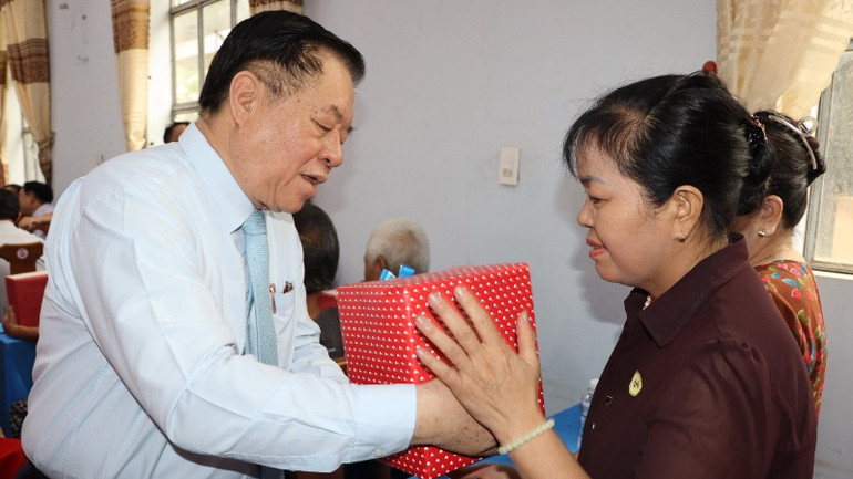 Đồng chí Nguyễn Trọng Nghĩa tặng quà cho gia đình có hoàn cảnh khó khăn ấp Tân Bắc.