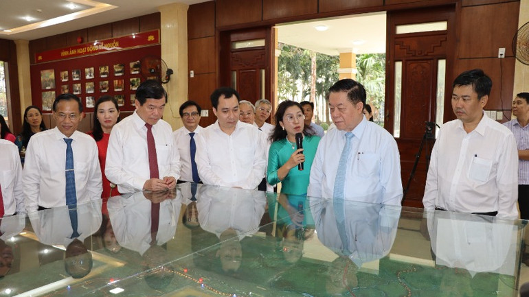 Đồng chí Nguyễn Trọng Nghĩa cùng lãnh đạo tỉnh Đồng Nai nghe giới thiệu lịch sử hình thành Căn cứ Tỉnh ủy Biên Hòa U1.