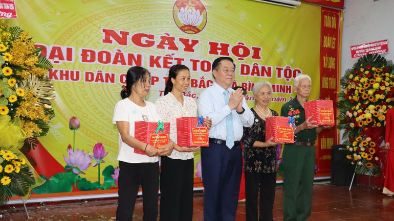 Đồng chí Nguyễn Trọng Nghĩa tặng quà cho các gia đình chính sách tiêu biểu ấp Tân Bắc.