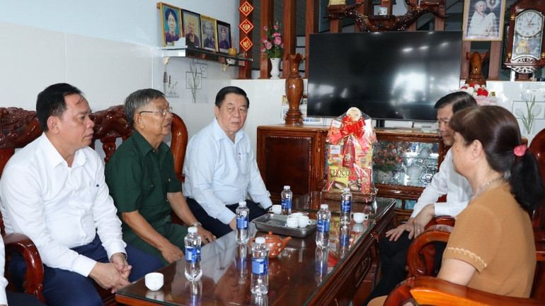 Đồng chí Nguyễn Trọng Nghĩa thăm hỏi người dân ở khu tái định cư Lộc An-Bình Sơn.