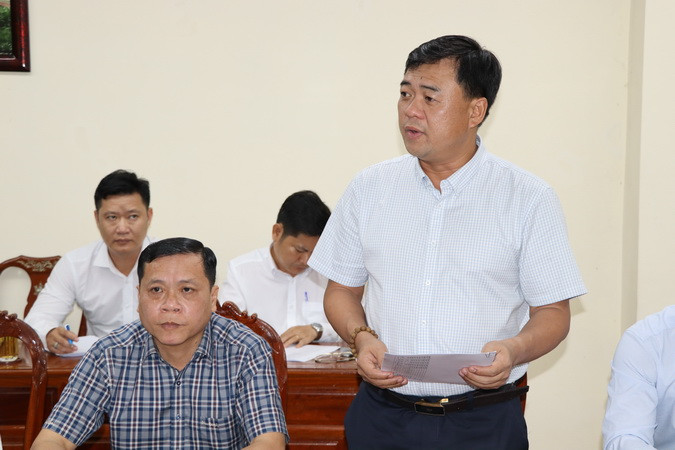 Đại diện lãnh đạo Ban Quản lý dự án Thăng Long trình bày phương án thực hiện dự án xây dựng đường cao tốc Dầu Giây-Tân Phú.