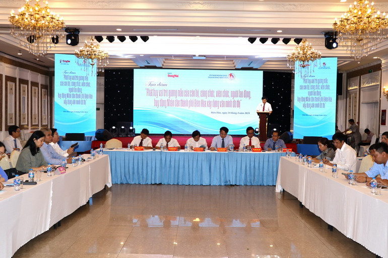 Quang cảnh buổi tọa đàm.