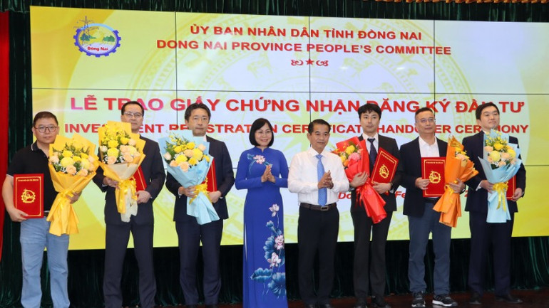 Chủ tịch Hội đồng nhân dân tỉnh Đồng Nai Thái Bảo và Phó Chủ tịch Ủy ban nhân dân tỉnh Nguyễn Thị Hoàng chúc mừng các nhà đầu tư tăng vốn.