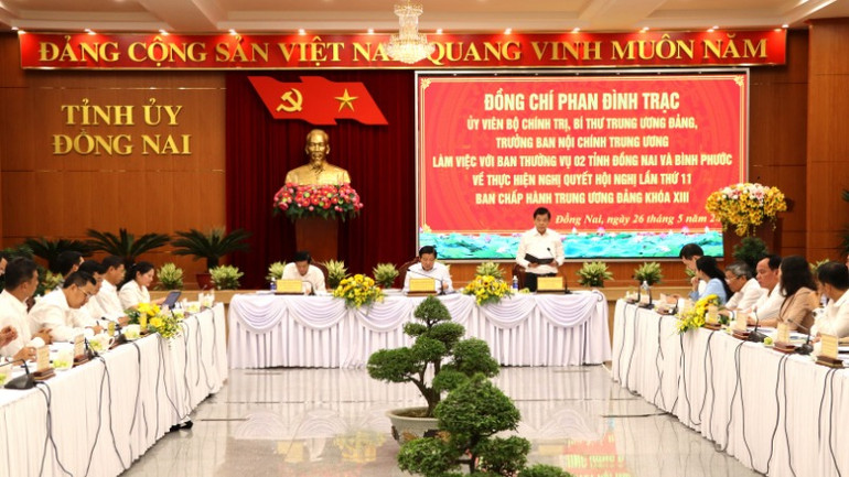 Đồng chí Nguyễn Hồng Lĩnh, Ủy viên Trung ương Đảng, Phó Chủ nhiệm Ủy ban Kiểm tra Trung ương, thành viên Đoàn công tác của Bộ Chính trị phát biểu về phương án chỗ ở cho cán bộ, công chức, viên chức trong quá trình sáp nhập.