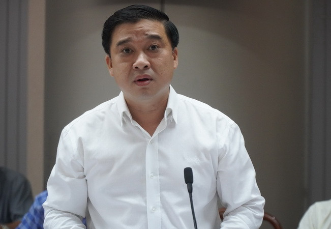 Giám đốc Sở Xây dựng tỉnh Đồng Nai Hồ Văn Hà trả lời giải pháp chống ngập tại buổi họp báo.