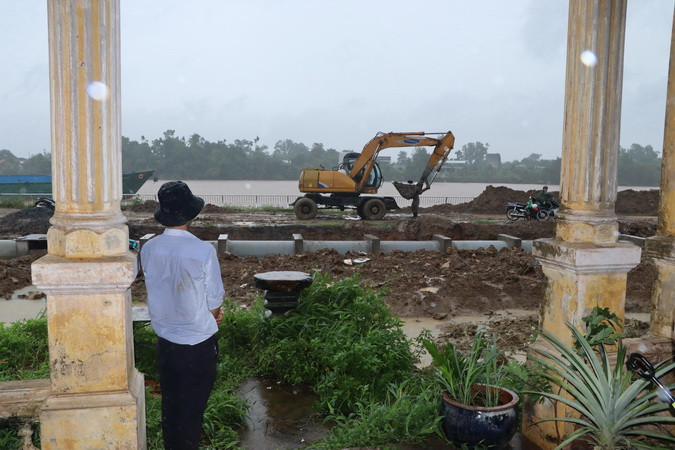 Thi công tuyến đường ven sông Đồng Nai khu vực trước ngôi biệt thự.