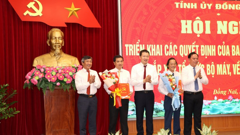 Các đồng chí trong Thường trực Tỉnh ủy trao quyết định kết thúc hoạt động của Đảng bộ Khối Các cơ quan tỉnh và Đảng bộ Khối Doanh nghiệp tỉnh.