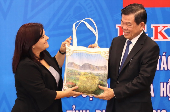 Bí thư thứ nhất tỉnh Pinar del Rio tặng quà cho Bí thư Tỉnh ủy Đồng Nai.