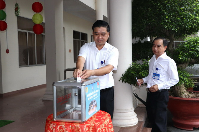 Lãnh đạo Sở Xây dựng Đồng Nai tham gia đóng góp ủng hộ đồng bào các tỉnh phía bắc bị thiệt hại do bão số 3. Lãnh đạo Sở Xây dựng Đồng Nai tham gia đóng góp ủng hộ đồng bào các tỉnh phía bắc bị thiệt hại do bão số 3.