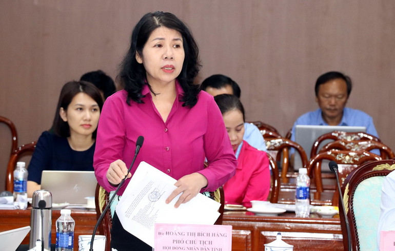 Phó Chủ tịch Hội đồng nhân dân tỉnh Đồng Nai Hoàng Thị Bích Hằng đóng góp ý kiến để quy hoạch của tỉnh, tạo sự thống nhất, phù hợp với quy hoạch vùng Đông Nam Bộ.