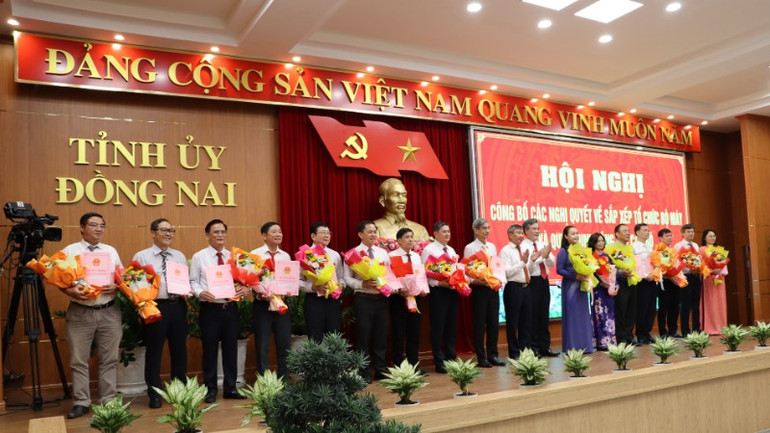 Lãnh đạo tỉnh Đồng Nai trao quyết định nghỉ hưởng chế độ chính sách đối với 16 đồng chí lãnh đạo sở, ngành. Lãnh đạo tỉnh Đồng Nai trao quyết định nghỉ hưởng chế độ chính sách đối với 16 đồng chí lãnh đạo sở, ngành.