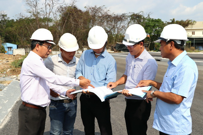 Đại diện chủ đầu tư, đơn vị giám sát, thi công tuyến kè ven sông Đồng Nai trao đổi công việc trên công trường chiều 20/2.