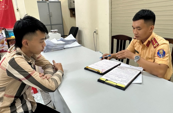 Công an thành phố Biên Hòa lập biên bản xử phạt vi phạm hành chính đối với Võ Văn Tâm.