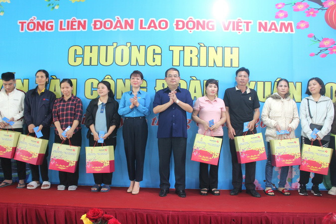Đồng chí Quản Minh Cường cùng đại diện Tổng Liên đoàn Lao động Việt Nam tặng quà cho người lao động trước khi lên tàu. Đồng chí Quản Minh Cường cùng đại diện Tổng Liên đoàn Lao động Việt Nam tặng quà cho người lao động trước khi lên tàu.