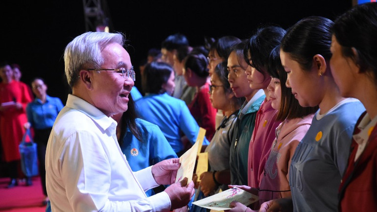 Chủ tịch Ủy ban Mặt trận Tổ quốc Việt Nam Cao Văn Quang trao tặng quà Tết cho người lao động.