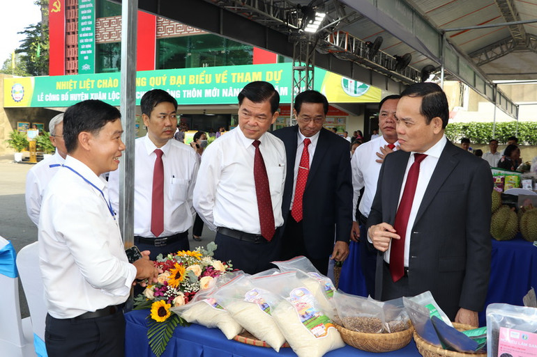 Phó Thủ tướng Trần Lưu Quang cùng lãnh đạo tỉnh Đồng Nai tham quan gian trưng bày nông sản huyện Xuân Lộc.