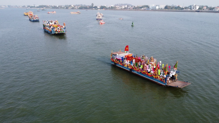 Lễ nghinh thần trên sông Đồng Nai sáng 19/2.