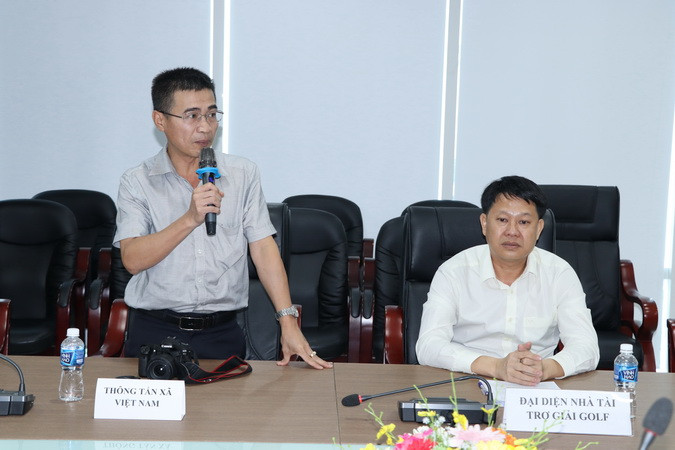 Phóng viên đặt câu hỏi tại buổi họp báo.