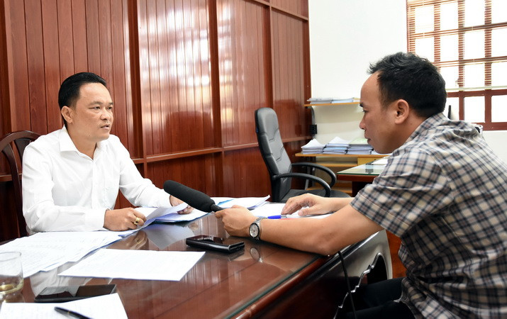 Ông Nguyễn Nhật Tuấn Khanh, Phó Phòng Quản lý đô thị huyện Long Thành trả lời phóng viên Báo Nhân Dân.