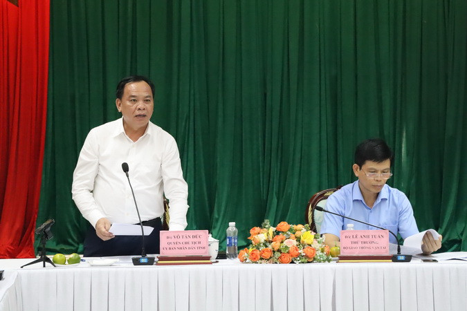 Quyền Chủ tịch Ủy ban nhân dân tỉnh Đồng Nai Võ Tấn Đức kiến nghị tại buổi làm việc.