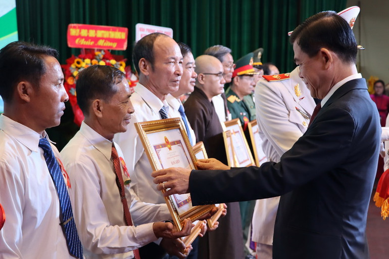 Các tập thể có thành tích xuất sắc trong xây dựng nông thôn mới của huyện Xuân Lộc được khen thưởng.