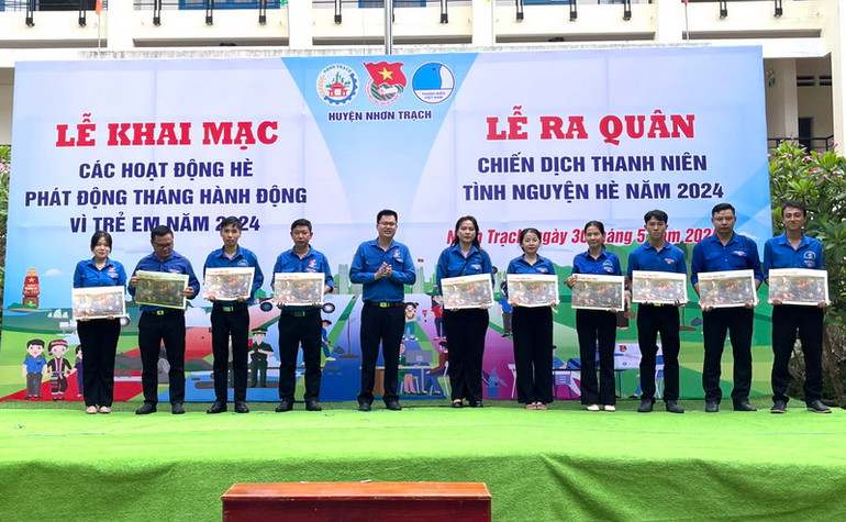 Trao tặng tranh panorama Chiến dịch Điện Biên Phủ của Báo Nhân Dân cho đoàn viên thanh niên huyện Nhơn Trạch. Trao tặng tranh panorama Chiến dịch Điện Biên Phủ của Báo Nhân Dân cho đoàn viên thanh niên huyện Nhơn Trạch.