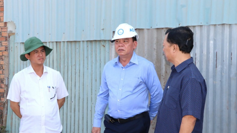 Chủ tịch Ủy ban nhân dân tỉnh Đồng Nai Võ Tấn Đức đề nghị Trung tâm Phát triển quỹ đất tỉnh và thành phố Biên Hòa tiếp tục tập trung tuyên truyền, vận động người dân di dời và củng cố hồ sơ cưỡng chế xong trước ngày 30/3.