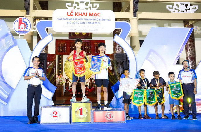 Đồng chí Thái Bảo, Chủ tịch Hội đồng nhân dân tỉnh Đồng Nai (ngoài cùng bên trái) trao giải cho các vận động viên đạt thành tích cao nhất.