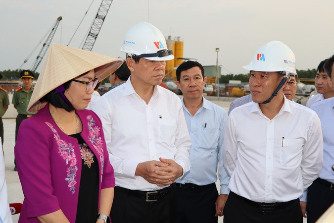 Bí thư Tỉnh ủy Đồng Nai Nguyễn Hồng Lĩnh cùng Phó Chủ tịch Ủy ban nhân dân tỉnh Đồng Nai Nguyễn Thị Hoàng kiểm tra tiến độ xây dựng cảng Phước An.