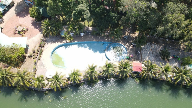 Hồ bơi được xây dựng trên đảo Ó - Khu du lịch đảo Ó-Đồng Trường.