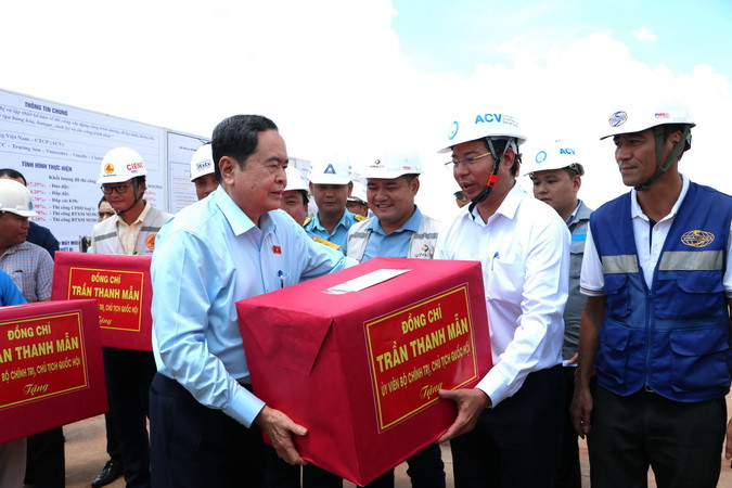 Chủ tịch Quốc hội Trần Thanh Mẫn tặng quà cán bộ, công nhân viên thi công sân bay Long Thành.