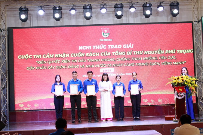 Trao giải cho các tác giả đạt giải cao cuộc thi cảm nhận về cuốn sách “Kiên quyết, kiên trì đấu tranh phòng, chống tham nhũng, tiêu cực, góp phần xây dựng Đảng và Nhà nước ta ngày càng trong sạch, vững mạnh” của Tổng Bí thư Nguyễn Phú Trọng.