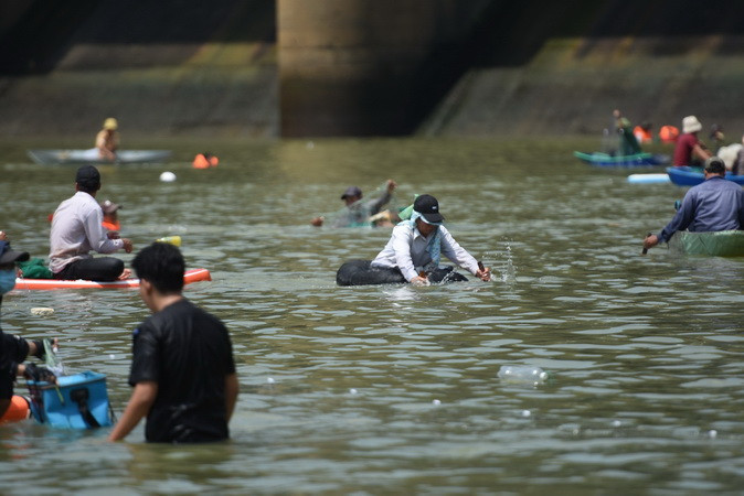 Người dân mang theo các ngư cụ, thuyền đến khu vực chân đập Thủy điện Trị An để bắt cá. Người dân mang theo các ngư cụ, thuyền đến khu vực chân đập Thủy điện Trị An để bắt cá.