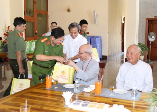 Lãnh đạo Công an tỉnh Đồng Nai tặng quà tại một cơ sở tôn giáo trên địa bàn huyện Thống Nhất.