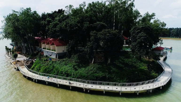 Đường bê-tông rộng 2m được xây dựng quanh đảo Đồng Trường.