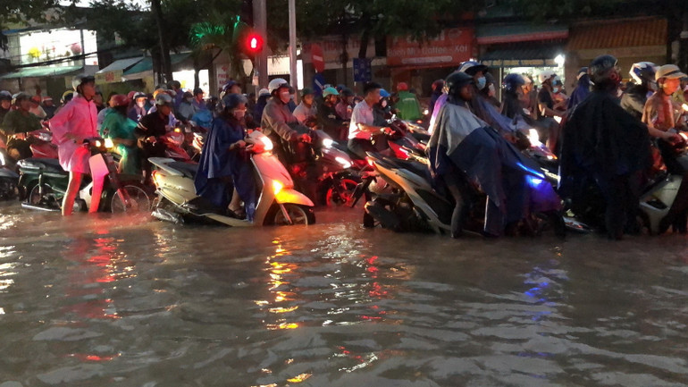 Phương tiện ùn tắc sau mỗi trận mưa lớn do nước ngập tại khu vực cầu Đồng Khởi.