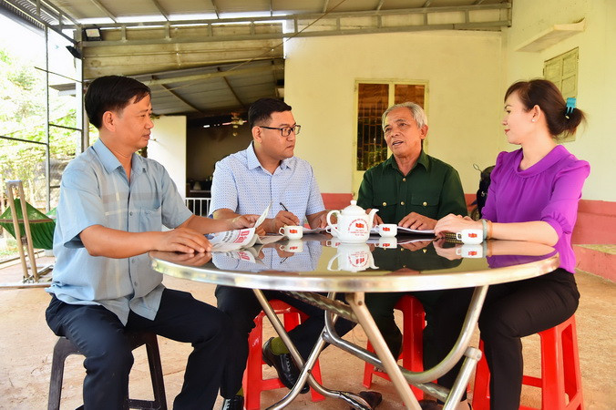 Cán bộ Ban Tổ chức Huyện ủy Cẩm Mỹ lắng nghe ý kiến đóng góp của người dân ở cơ sở.