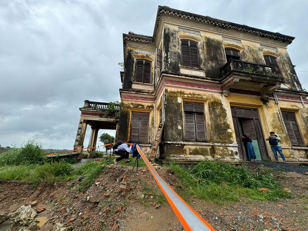 Cơ quan chức năng căng dây cảnh báo quanh khu biệt thự cổ.