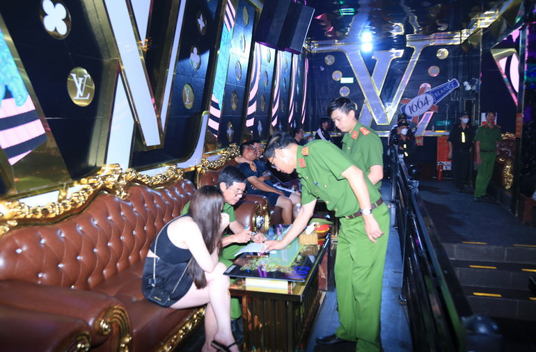 Lực lượng công an lập biên bản xử lý đối với chủ một cơ sở tại thành phố Biên Hòa.