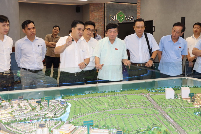 Giám đốc Sở Xây dựng Đồng Nai Hồ Văn Hà báo cáo với Đoàn Giám sát tối cao của Quốc hội về giải pháp tháo gỡ vướng một khu đô thị tại thành phố Biên Hòa.