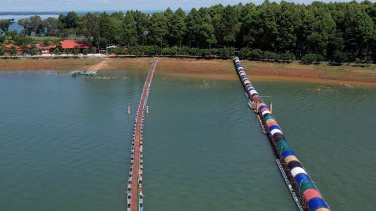 Cầu phao được bắc từ đảo Ó qua đảo Đồng Trường.