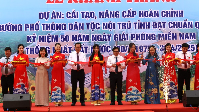 Các đại biểu cắt băng khánh thành dự án cải tạo nâng cấp Trường phổ thông dân tộc nội trú tỉnh Đồng Nai.