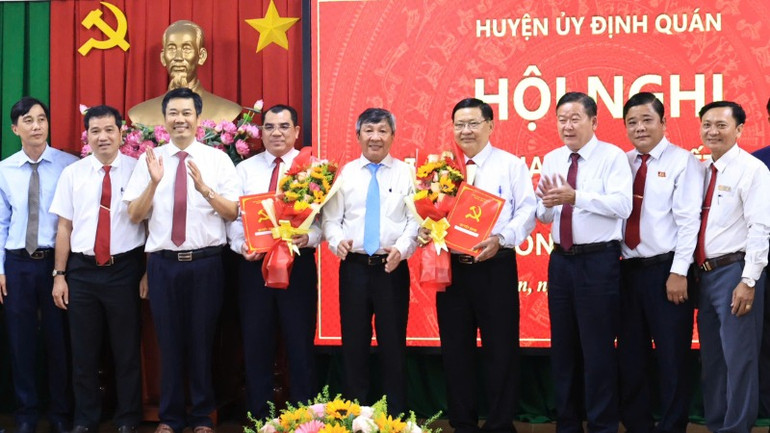 Lãnh đạo tỉnh Đồng Nai và huyện Định Quán cùng 2 đồng chí nhận quyết định.