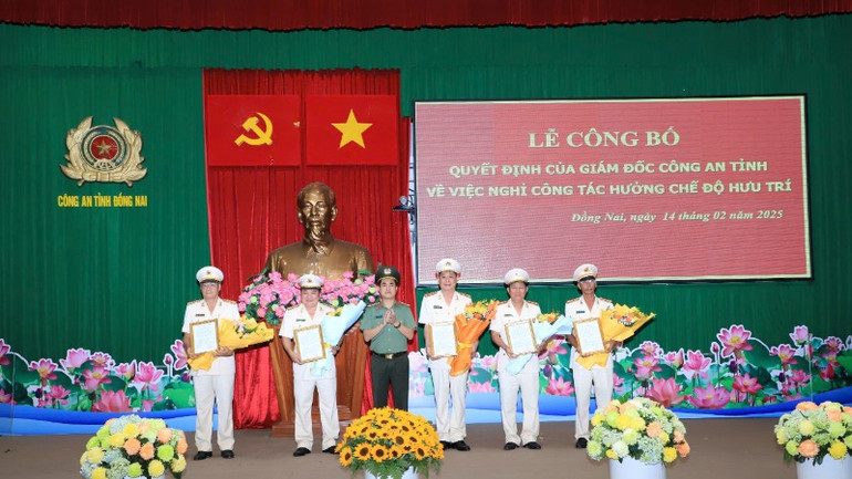 Đại tá Nguyễn Đức Hải, Giám đốc Công an tỉnh Đồng Nai trao quyết định cho các đồng chí lãnh đạo phòng.