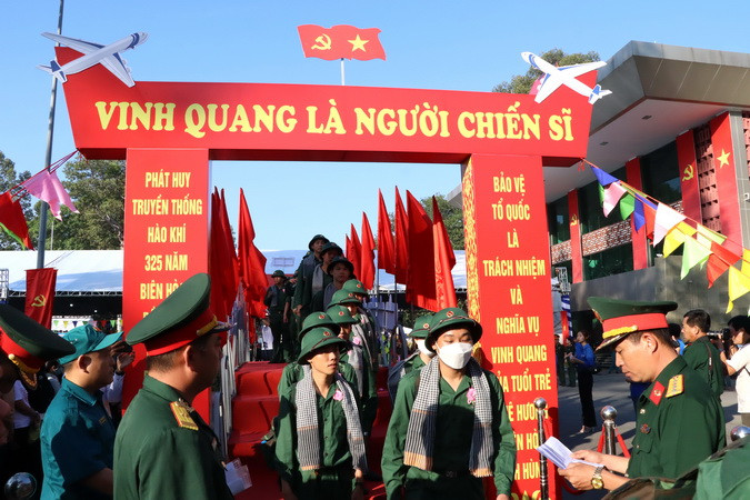 Chiến sĩ đi qua cầu Vinh quang là người chiến sĩ tại điểm giao, nhận quân thành phố Biên Hòa.