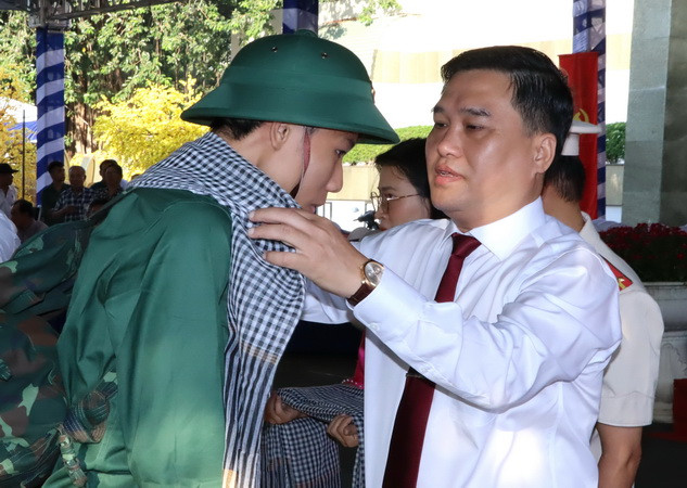 Bí thư Thành ủy Biên Hòa Hồ Văn Nam khoác khăn rằn cho chiến sĩ trước lúc lên đường về đơn vị.